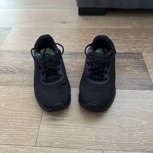 Black nike foam size 5 women’s